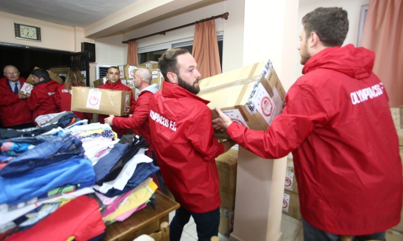 Ο Ολυμπιακός στο πλευρό των πλημμυροπαθών της Μάνδρας [εικόνες] | iefimerida.gr 1