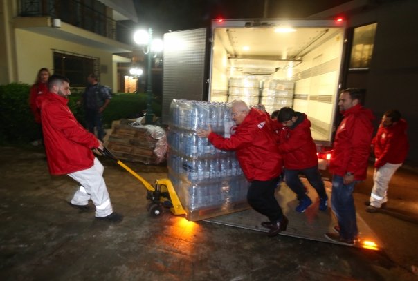 Ο Ολυμπιακός στο πλευρό των πλημμυροπαθών της Μάνδρας [εικόνες] | iefimerida.gr 0