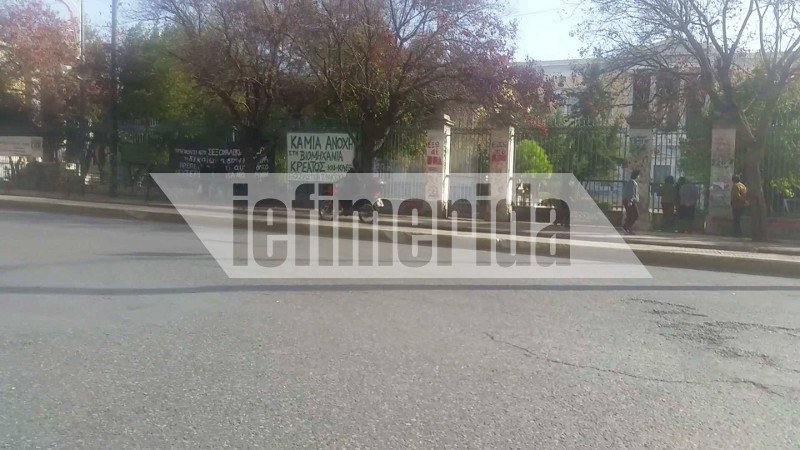 Αντιεξουσιαστές έκαναν κατάληψη στο Πολυτεχνείο – Δεν επιτρέπουν την είσοδο στους φοιτητές [εικόνες] | iefimerida.gr 2