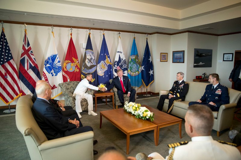 Ο Τραμπ έκανε στάση στη Χαβάη πριν ξεκινήσει την 11ήμερη περιοδεία στην Ασία [εικόνες] | iefimerida.gr 5