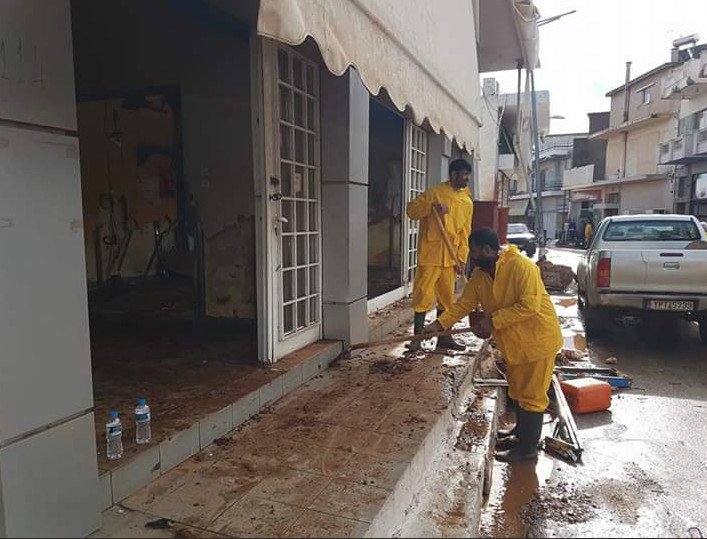 Πακιστανοί βοηθούν τους πλημμυροπαθείς της Μάνδρας που παλεύουν με τις λάσπες [εικόνες] | iefimerida.gr 0