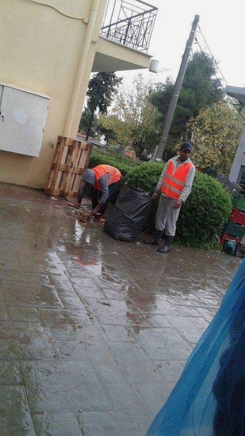 Πακιστανοί βοηθούν τους πλημμυροπαθείς της Μάνδρας που παλεύουν με τις λάσπες [εικόνες] | iefimerida.gr 1
