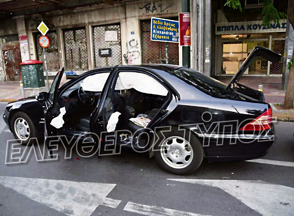 Εικόνες-σοκ από το όχημα του Λουκά Παπαδήμου μετά τη δολοφονική επίθεση | iefimerida.gr 2