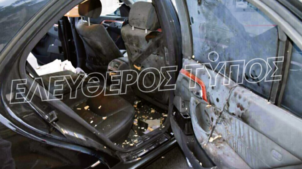 Εικόνες-σοκ από το όχημα του Λουκά Παπαδήμου μετά τη δολοφονική επίθεση | iefimerida.gr 0