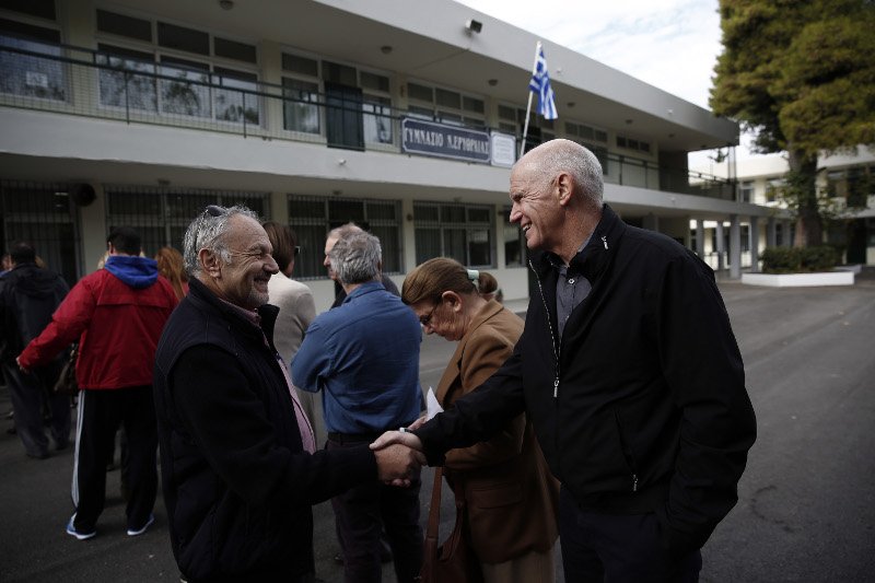 Στήθηκε στην ουρά ο Γιώργος Παπανδρέου -Ψήφισε για αρχηγό της Κεντροαριστεράς [εικόνες] | iefimerida.gr 2
