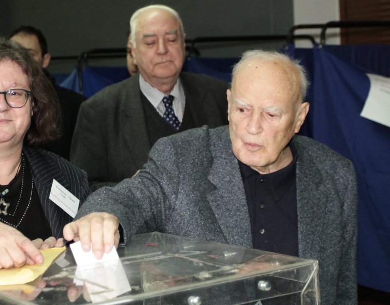 Λίγο πριν κλείσουν οι κάλπες πήγε να ψηφίσει ο Κάρολος Παπούλιας [εικόνες]  | iefimerida.gr 1