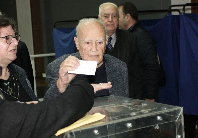 Λίγο πριν κλείσουν οι κάλπες πήγε να ψηφίσει ο Κάρολος Παπούλιας [εικόνες] | ΠΟΛΙΤΙΚΗ | iefimerida.gr