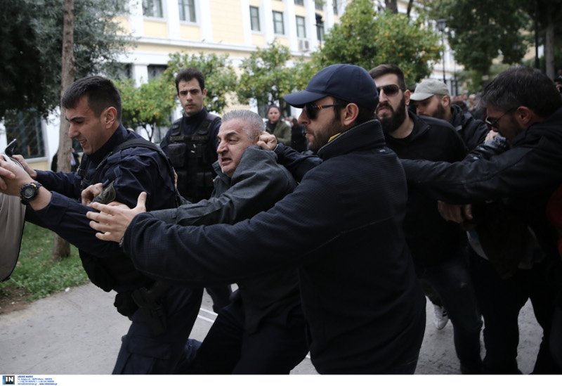 Ξυλοκόπησαν τον δολοφόνο της Δώρας -«Αλήτη, μου έφαγες το παιδί» [βίντεο] | iefimerida.gr 4