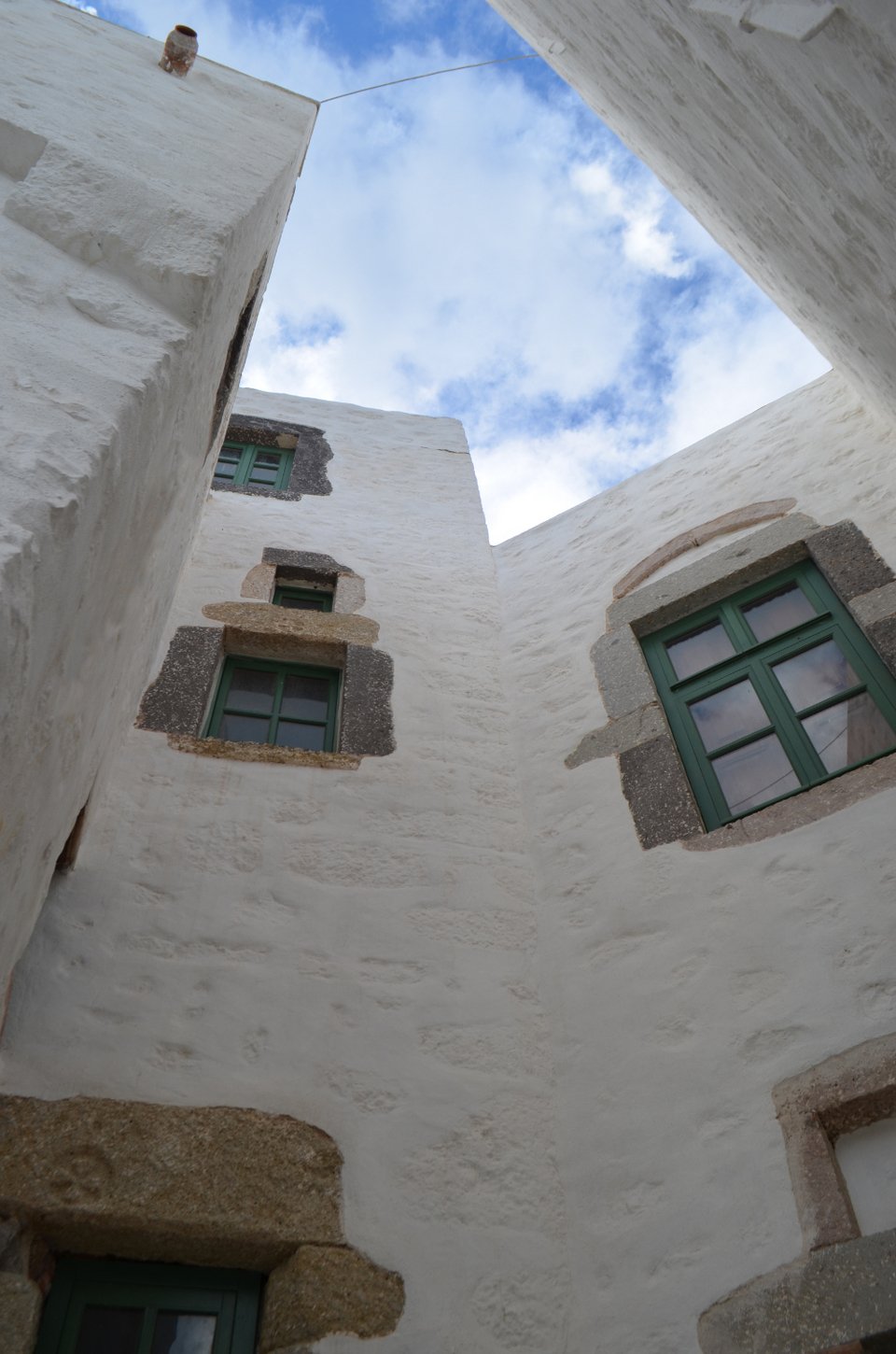 Πάτμος: Ανακάλυψαν κελιά και άγνωστες κρύπτες σε έργα στο Σπήλαιο της Αποκάλυψης [εικόνες]  | iefimerida.gr 1