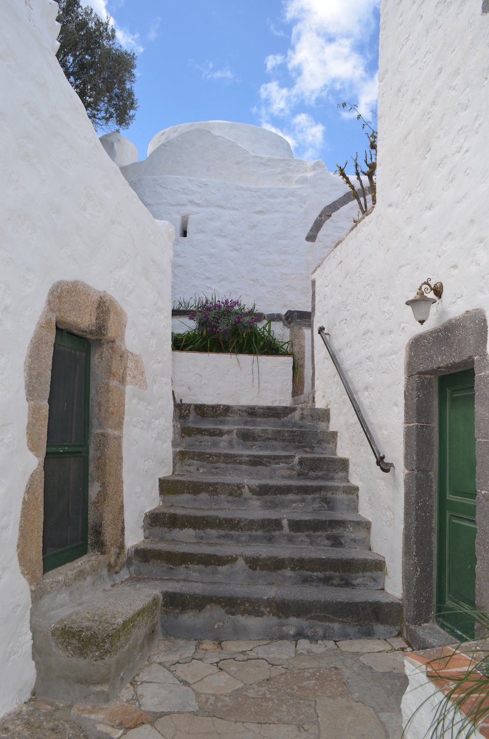 Πάτμος: Ανακάλυψαν κελιά και άγνωστες κρύπτες σε έργα στο Σπήλαιο της Αποκάλυψης [εικόνες]  | iefimerida.gr 2