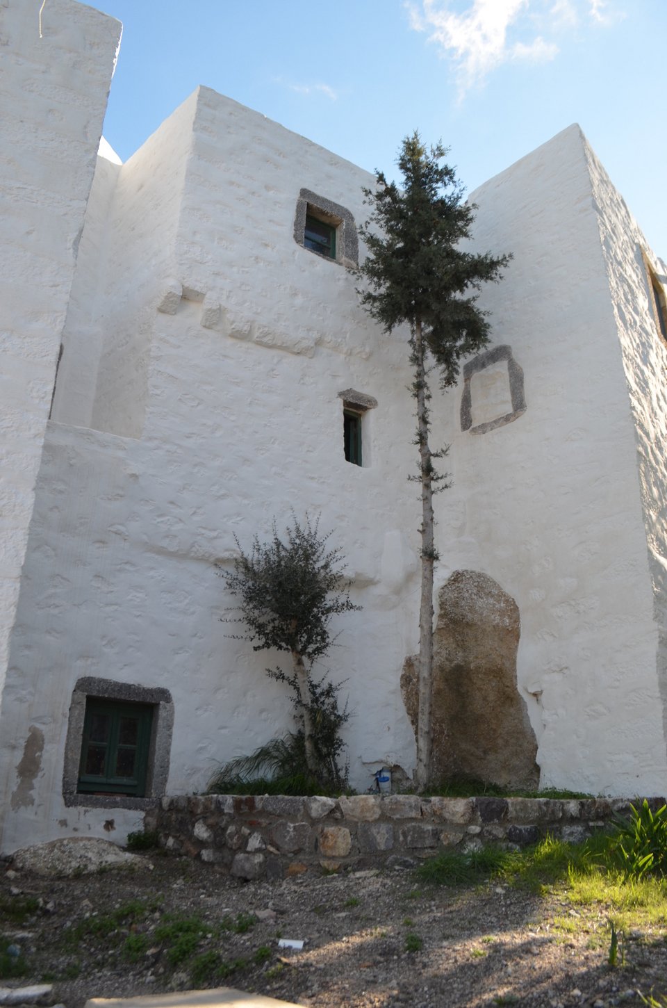 Πάτμος: Ανακάλυψαν κελιά και άγνωστες κρύπτες σε έργα στο Σπήλαιο της Αποκάλυψης [εικόνες]  | iefimerida.gr 0