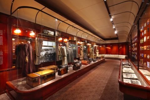 «Volez, Voguez, Voyagez»: Η ιστορία των αποσκευών σε έκθεση του οίκου Louis Vuitton στη Νέα Υόρκη [εικόνες & βίντεο] | iefimerida.gr 1