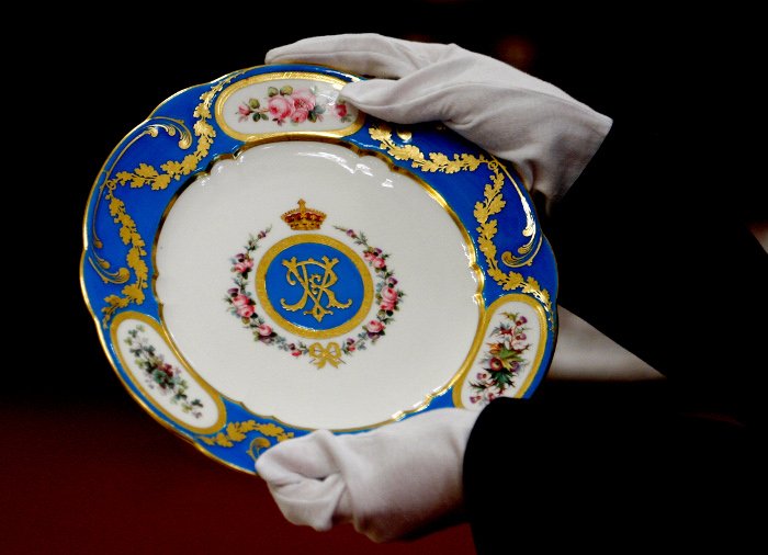 Πρώην μπάτλερ του Μπάκιγχαμ αποκαλύπτει όσα περίεργα γίνονται όταν στρώνουν τραπέζι στο παλάτι [εικόνες] | iefimerida.gr 2