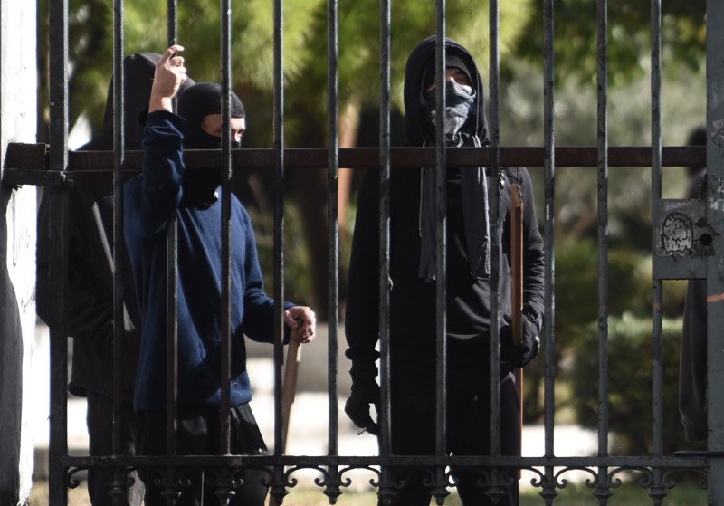 Αντιεξουσιαστές έκαναν κατάληψη στο Πολυτεχνείο – Δεν επιτρέπουν την είσοδο στους φοιτητές [εικόνες] | iefimerida.gr 4