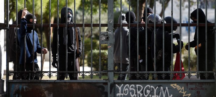 Αντιεξουσιαστές έκαναν κατάληψη στο Πολυτεχνείο – Δεν επιτρέπουν την είσοδο στους φοιτητές [εικόνες] | iefimerida.gr 3