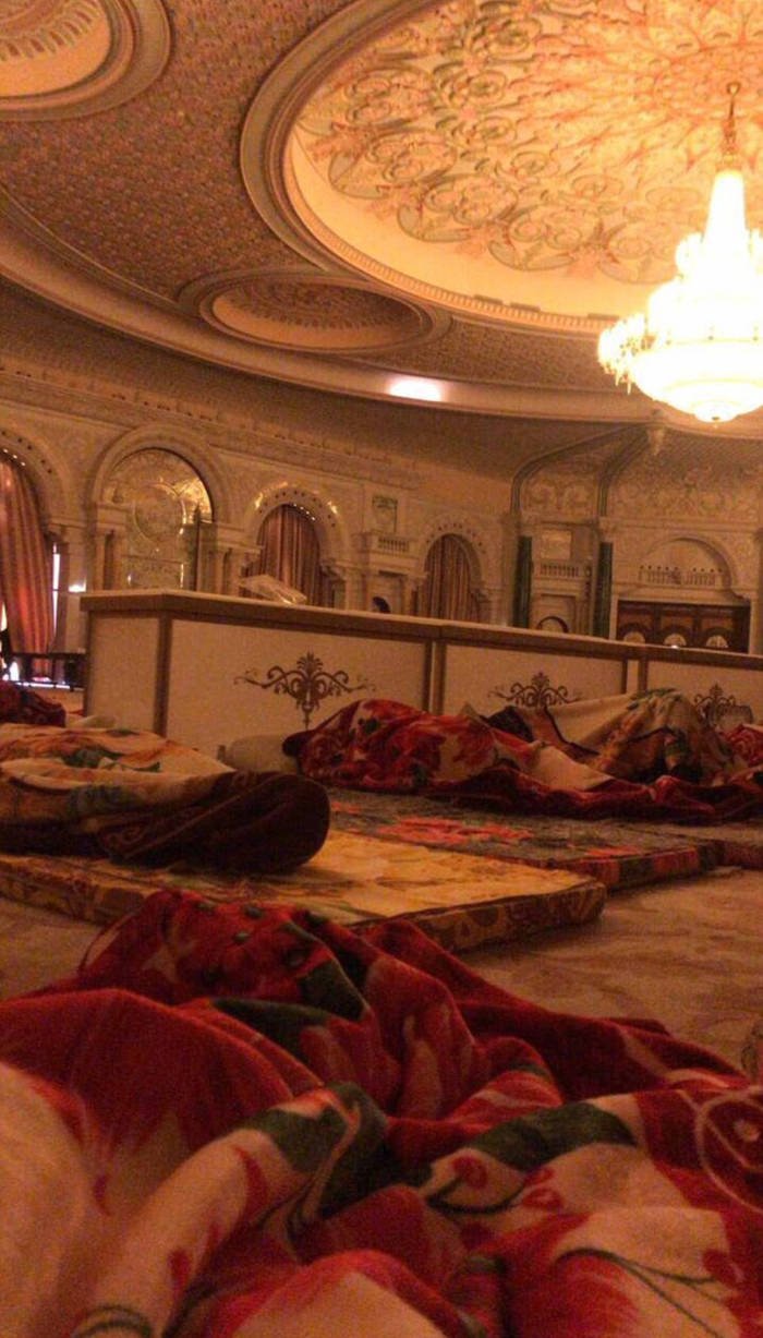 Απίστευτο: Πρίγκιπες, πολιτικοί και δισεκατομμυριούχοι της Σ. Αραβίας κοιμούνται στρωματσάδα στη «φυλακή» του Ritz [εικόνες] | iefimerida.gr 0