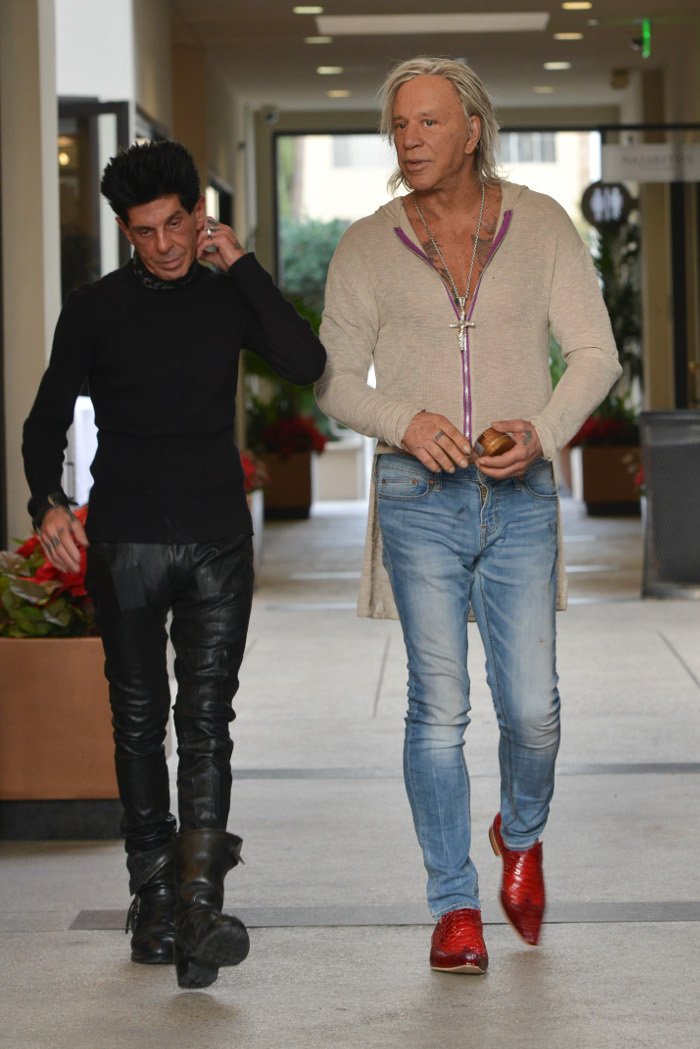 Ο ξεμωραμένος Μίκι Ρουρκ -Με κοιλιά έξω, αγνώριστος από τις πλαστικές [εικόνες] | iefimerida.gr 1