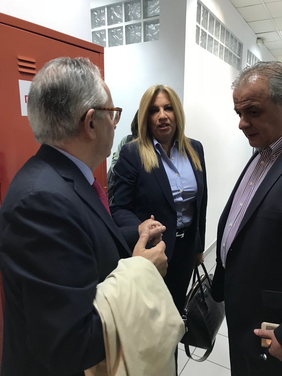 Το iefimerida ήταν στα παρασκήνια του debate της Κεντροαριστεράς: Γέλια, νεύρα, κρύο και φωτογραφίες [βιντεο] | iefimerida.gr 3