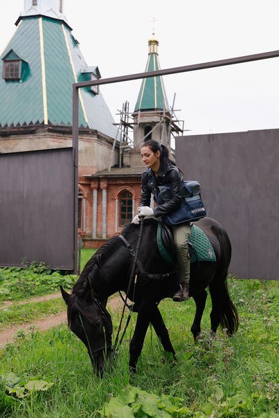 Σέξι Ρωσίδα ταχυδρόμος διανέμει γράμματα με το άλογο [εικόνες] | iefimerida.gr 3