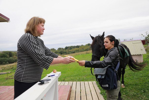 Σέξι Ρωσίδα ταχυδρόμος διανέμει γράμματα με το άλογο [εικόνες] | iefimerida.gr 4