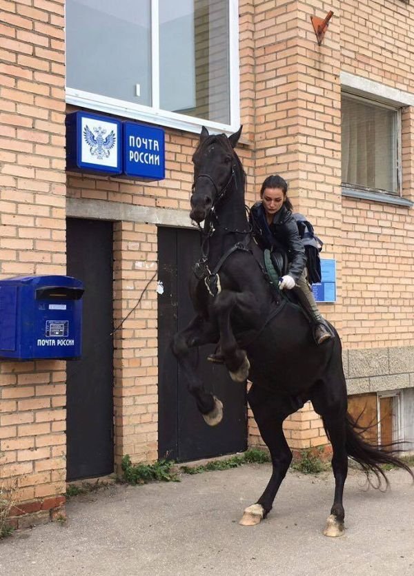 Σέξι Ρωσίδα ταχυδρόμος διανέμει γράμματα με το άλογο [εικόνες] | iefimerida.gr 0