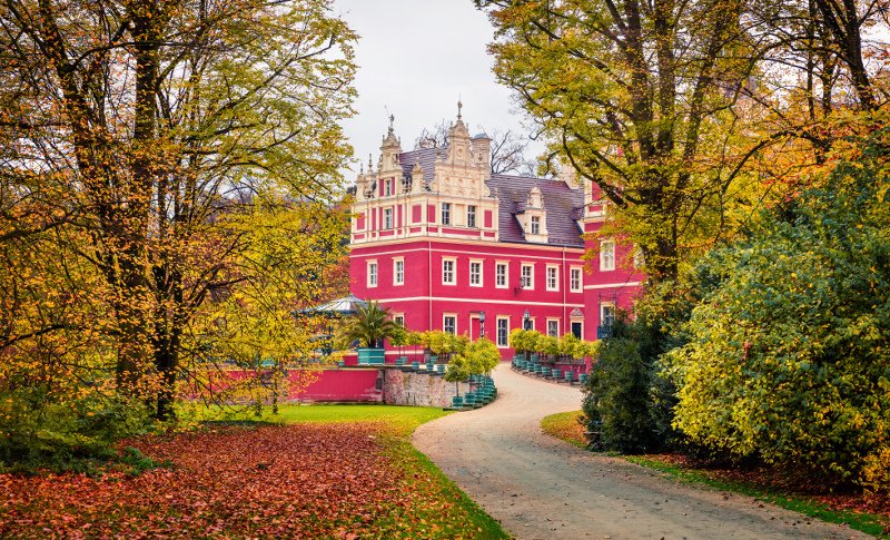 Σε αυτή τη μικρή, άγνωστη, αλλά πανέμορφη ευρωπαϊκή πόλη γυρίζει το Χόλιγουντ τις ταινίες του [εικόνες] | iefimerida.gr 4