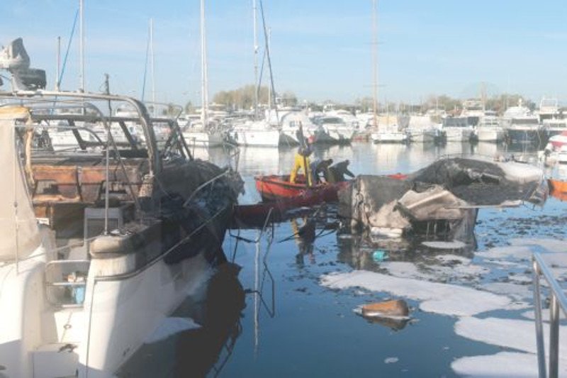 Καμένο πλαστικό -Ο,τι απέμεινε από σκάφος που κάηκε στην 3η μαρίνα Γλυφάδας [εικόνες] | iefimerida.gr 1