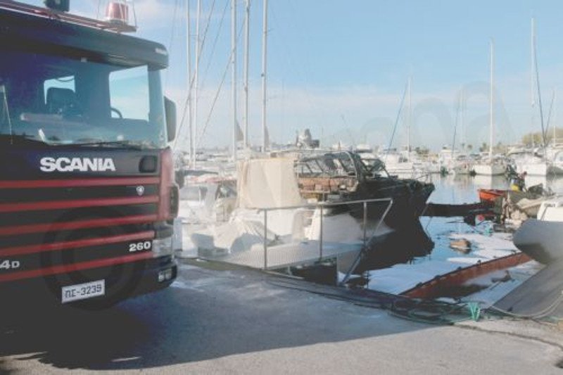 Καμένο πλαστικό -Ο,τι απέμεινε από σκάφος που κάηκε στην 3η μαρίνα Γλυφάδας [εικόνες] | iefimerida.gr 2