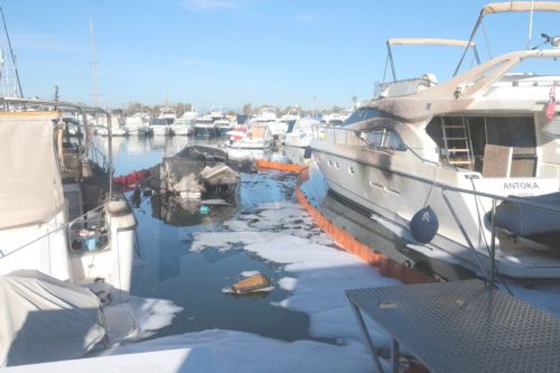 Καμένο πλαστικό -Ο,τι απέμεινε από σκάφος που κάηκε στην 3η μαρίνα Γλυφάδας [εικόνες] | iefimerida.gr 0