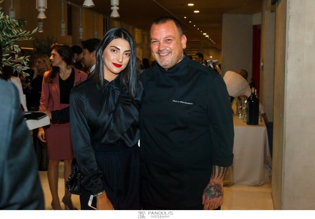 Σπάνια εμφάνιση του Δημήτρη Σκαρμούτσου με τη μελαχρινή σύζυγό του [εικόνες] | iefimerida.gr 1