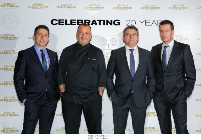 Σπάνια εμφάνιση του Δημήτρη Σκαρμούτσου με τη μελαχρινή σύζυγό του [εικόνες] | iefimerida.gr 0