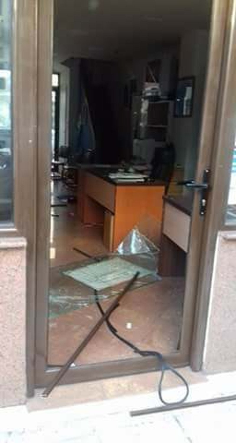 Αγνωστοι έκαναν γυαλιά-καρφιά τα γραφεία του Σώρρα στη Λάρισα [εικόνες] | iefimerida.gr 1