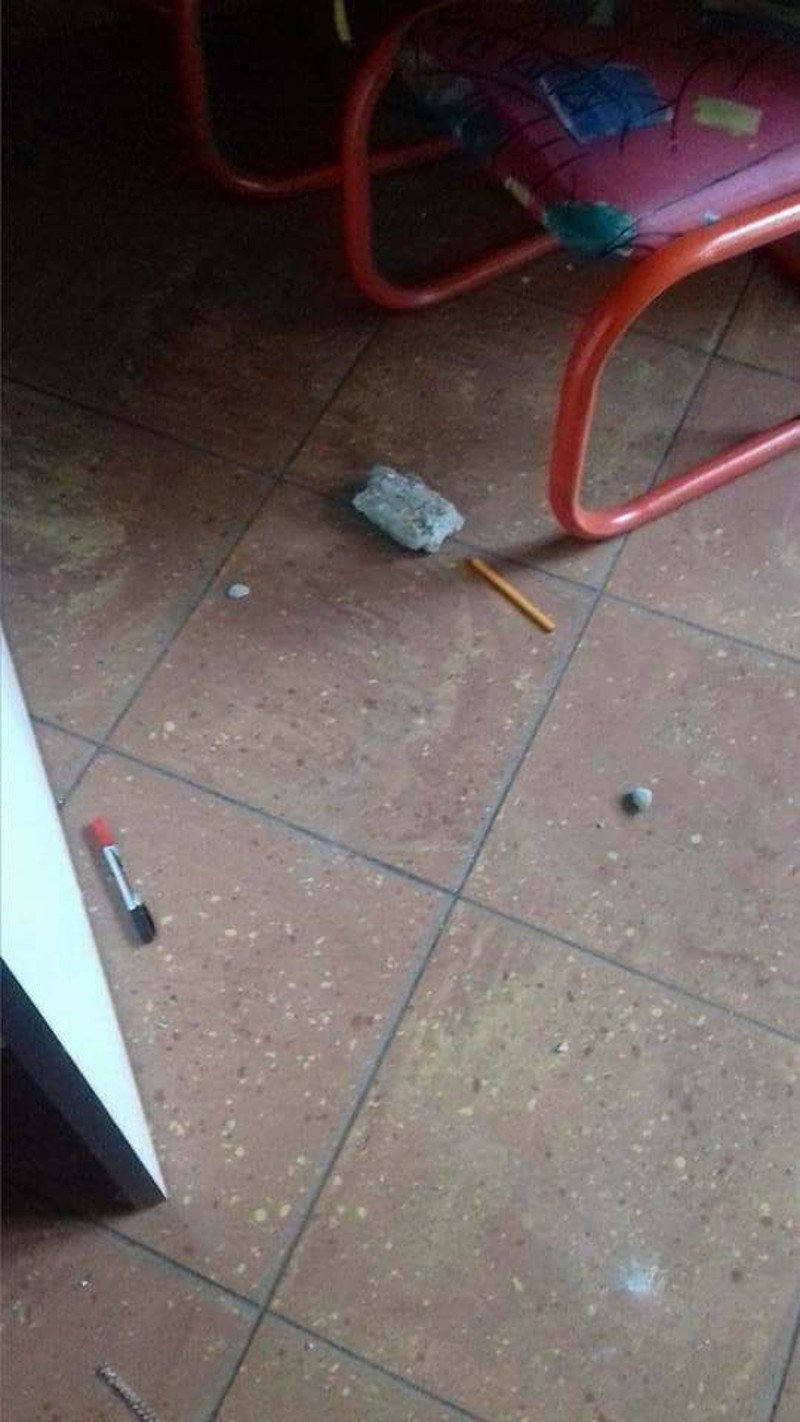 Αγνωστοι έκαναν γυαλιά-καρφιά τα γραφεία του Σώρρα στη Λάρισα [εικόνες] | iefimerida.gr 2