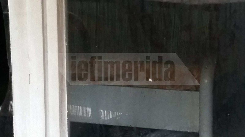 Αποκλειστικό: Καμένα έπιπλα και μαυρισμένοι τοίχοι -Εκεί που ο πατέρας αυτοκτόνησε με τα δύο παιδιά του [εικόνες]  | iefimerida.gr 7