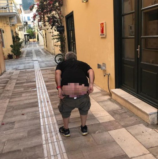 Ο Σταρόβας πόσταρε στο Instagram τα γυμνά οπίσθια άλλου παρουσιαστή [εικόνα] | iefimerida.gr 0