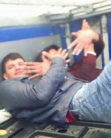 Αλβανοί λαθρεπιβάτες σε κρύπτη φορτηγού ποζάρουν σχηματίζοντας το σήμα της Μεγάλης Αλβανίας [εικόνες] | iefimerida.gr 0