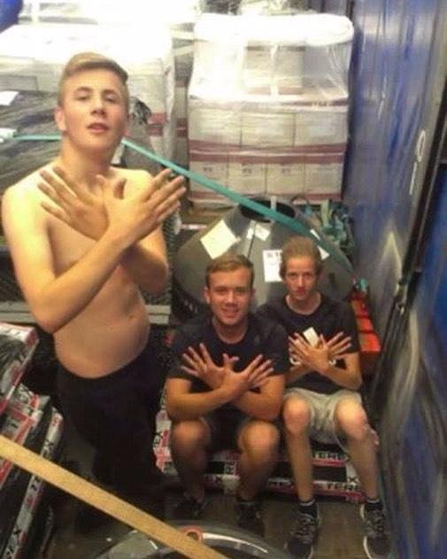 Αλβανοί λαθρεπιβάτες σε κρύπτη φορτηγού ποζάρουν σχηματίζοντας το σήμα της Μεγάλης Αλβανίας [εικόνες] | iefimerida.gr 1