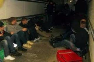 Αλβανοί λαθρεπιβάτες σε κρύπτη φορτηγού ποζάρουν σχηματίζοντας το σήμα της Μεγάλης Αλβανίας [εικόνες] | iefimerida.gr 2