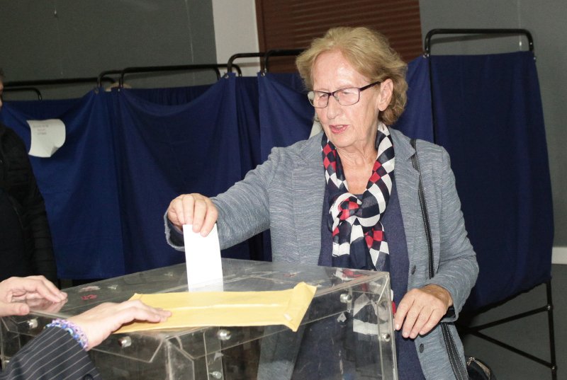 Λίγο πριν κλείσουν οι κάλπες πήγε να ψηφίσει ο Κάρολος Παπούλιας [εικόνες]  | iefimerida.gr 2