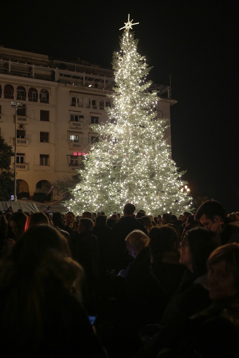 Η Θεσσαλονίκη έβαλε τα γιορτινά της -Στόλισε δέντρο 20μ. με 14.000 λαμπιόνια [εικόνες & βίντεο] | iefimerida.gr 0