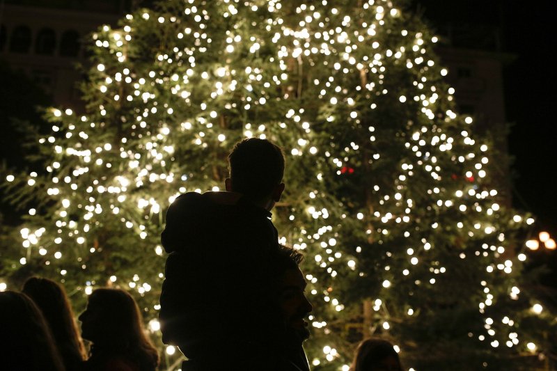 Η Θεσσαλονίκη έβαλε τα γιορτινά της -Στόλισε δέντρο 20μ. με 14.000 λαμπιόνια [εικόνες & βίντεο] | iefimerida.gr 1