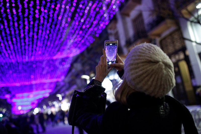 Η Θεσσαλονίκη έβαλε τα γιορτινά της -Στόλισε δέντρο 20μ. με 14.000 λαμπιόνια [εικόνες & βίντεο] | iefimerida.gr 7