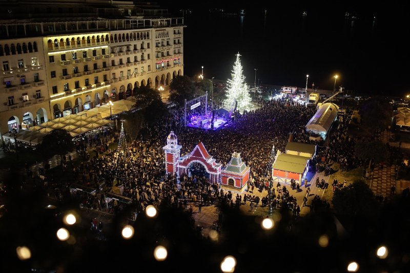 Η Θεσσαλονίκη έβαλε τα γιορτινά της -Στόλισε δέντρο 20μ. με 14.000 λαμπιόνια [εικόνες & βίντεο] | iefimerida.gr 5