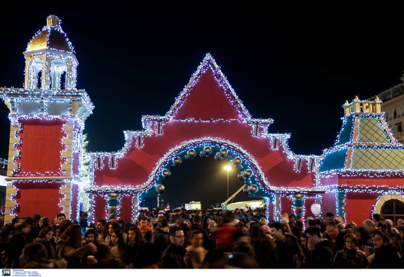 Η Θεσσαλονίκη έβαλε τα γιορτινά της -Στόλισε δέντρο 20μ. με 14.000 λαμπιόνια [εικόνες & βίντεο] | iefimerida.gr 3