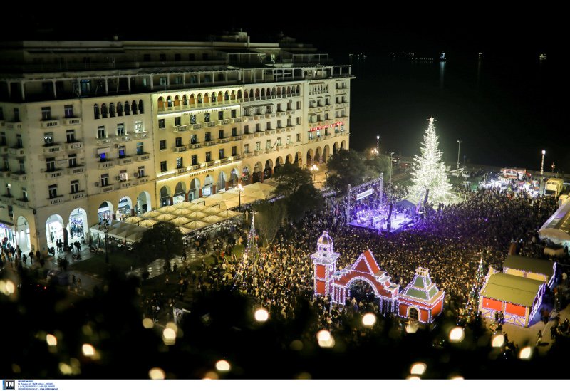 Η Θεσσαλονίκη έβαλε τα γιορτινά της -Στόλισε δέντρο 20μ. με 14.000 λαμπιόνια [εικόνες & βίντεο] | iefimerida.gr 6