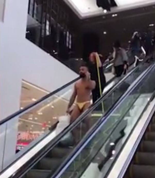 Ανδρας πήγε για ψώνια στην Times Square φορώντας μόνο ένα... χρυσό στρινγκ [εικόνες & βίντεο] | iefimerida.gr 0