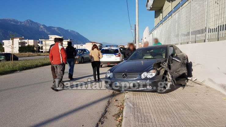 Λαμία: Τροχαίο ατύχημα έξω από σχολείο -Τραυματίστηκαν δύο μαθήτριες [εικόνες] | iefimerida.gr 0
