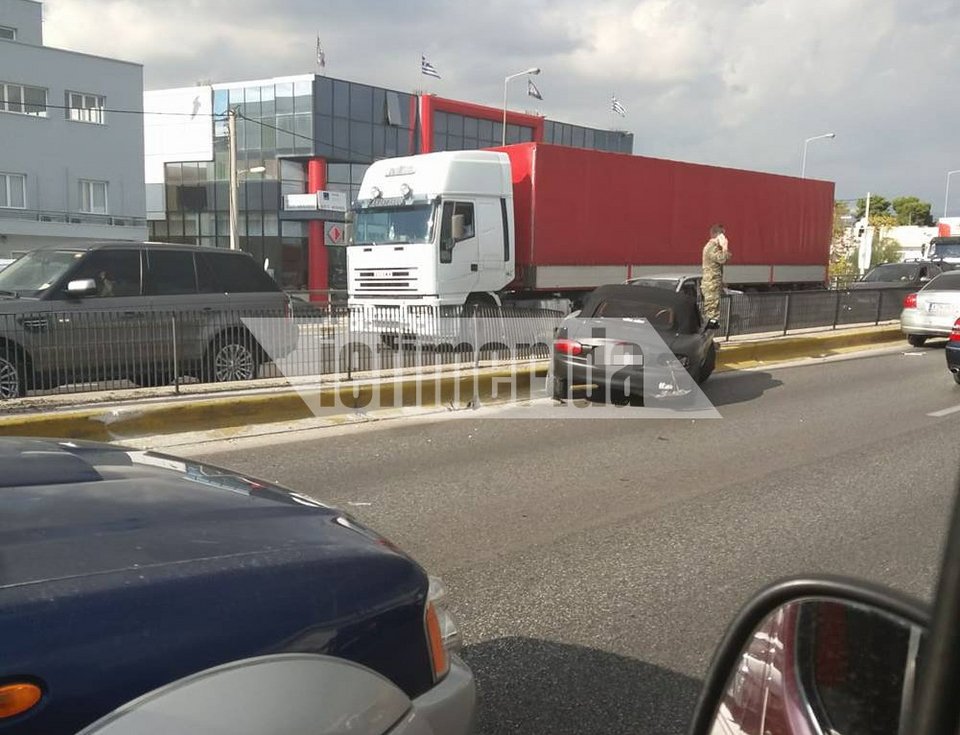 Τροχαίο στην άνοδο της Ιεράς Οδού -ΙΧ έπεσε πάνω στο κιγκλίδωμα [εικόνες] | iefimerida.gr 1