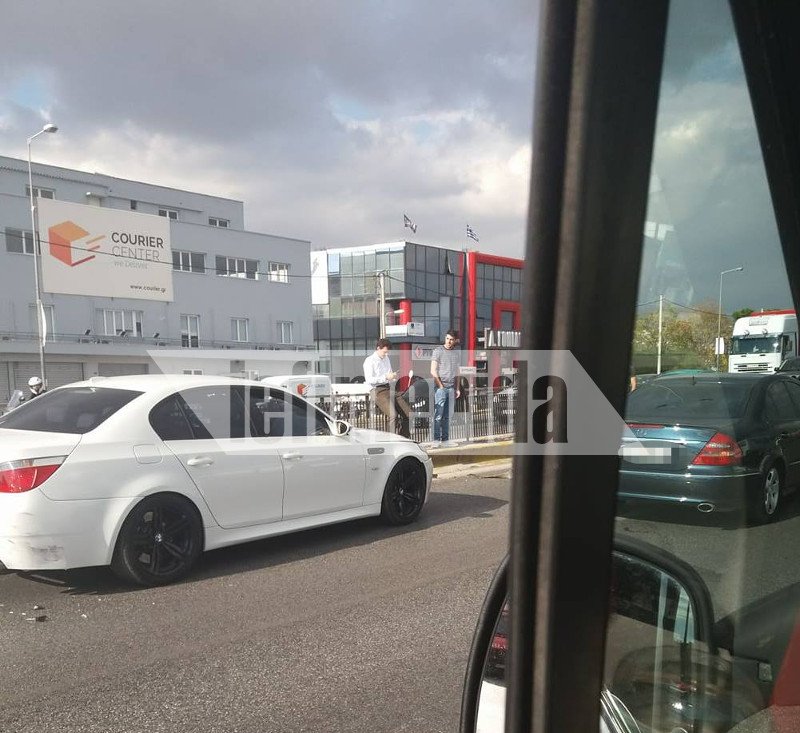 Τροχαίο στην άνοδο της Ιεράς Οδού -ΙΧ έπεσε πάνω στο κιγκλίδωμα [εικόνες] | iefimerida.gr 0