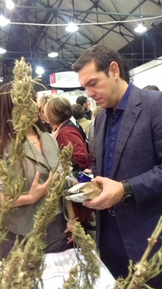 Ο Αλέξης Τσίπρας στα ελληνικά βιολογικά προϊόντα κάνναβης -Τι δώρο του έδωσαν [εικόνες] | iefimerida.gr 2